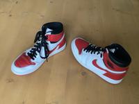 Nike Air Jordan rot schwarz weiß Hessen - Königstein im Taunus Vorschau