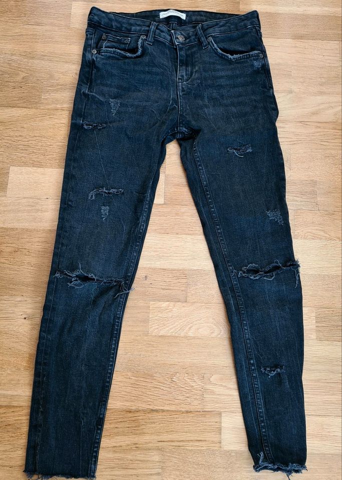 Ripped Jeans von Zara Größe 36 in Saarbrücken