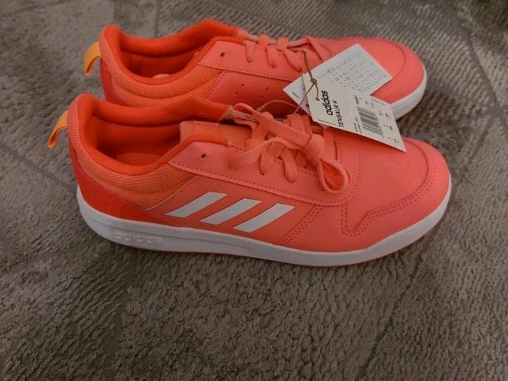 Adidas Schuhe Sneaker Größe 39 Neu in Westeregeln