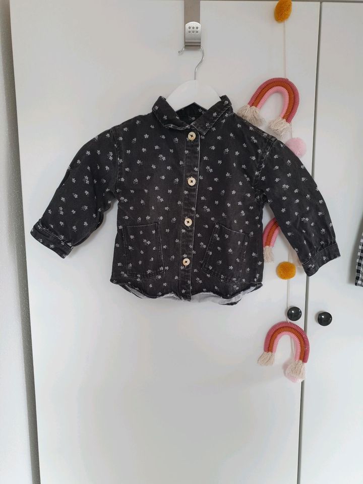 Schwarzes Hemd / Overshirt von Zara mit Blumen Gr. 98 in Füssen