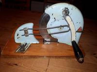 Alte Brotschneidemaschine aus den 50ern DDR funktionstüchtig Niedersachsen - Grasberg Vorschau