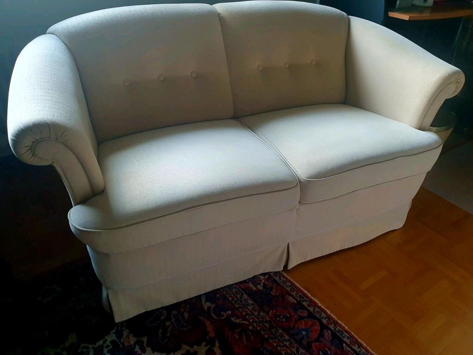 Formschönes 2er Sofa in Korschenbroich