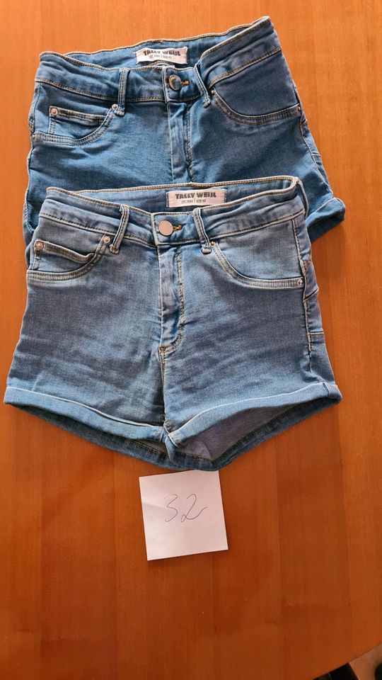 8 kurze Jeans Hot Pants Gr. XS, S, 32/34 neuwertig in Panketal