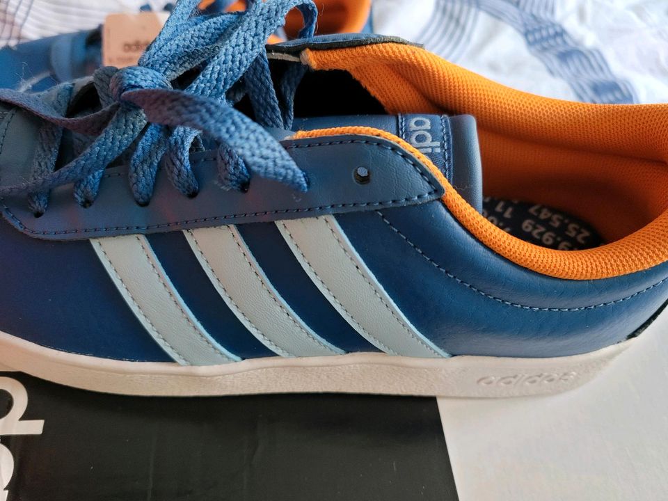 Adidas Turnschuhe Neu Gr.5 in Netzschkau