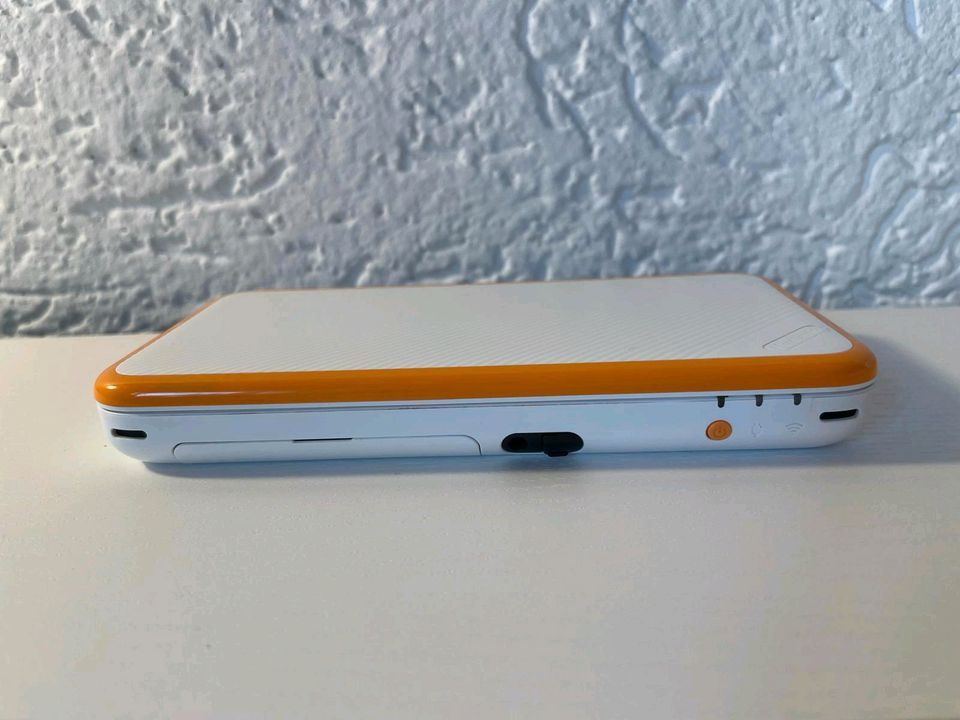 New Nintendo 2DSXL, weiß-orange, neuwertig in Sauerlach