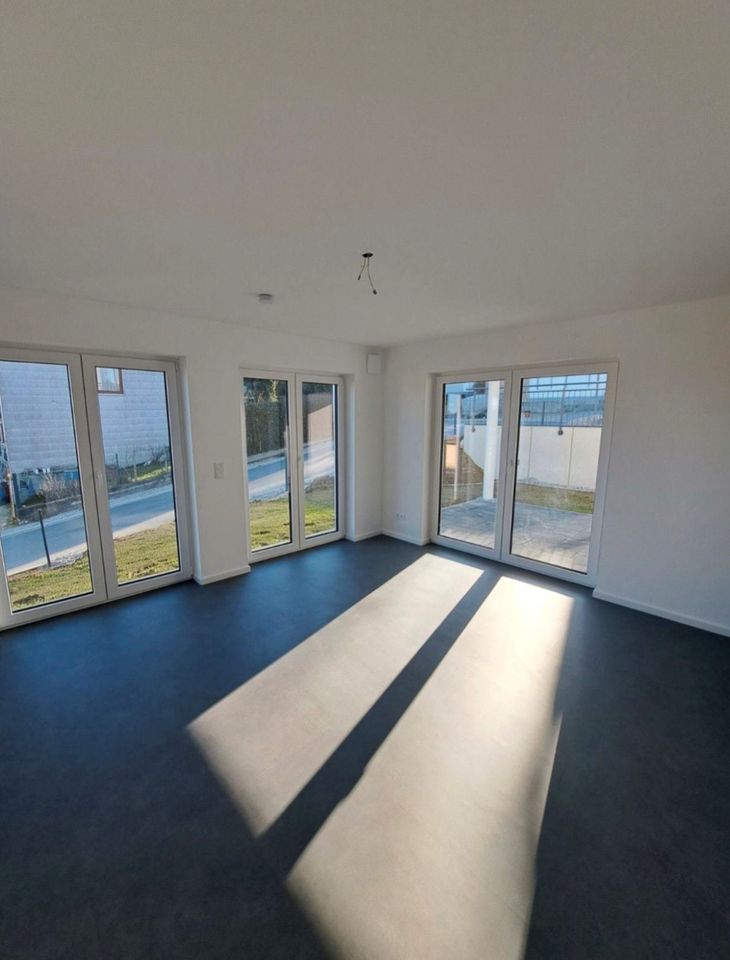 Lichtdurchflutete Neubau ETW mit Terrasse und Garten! in Eichendorf