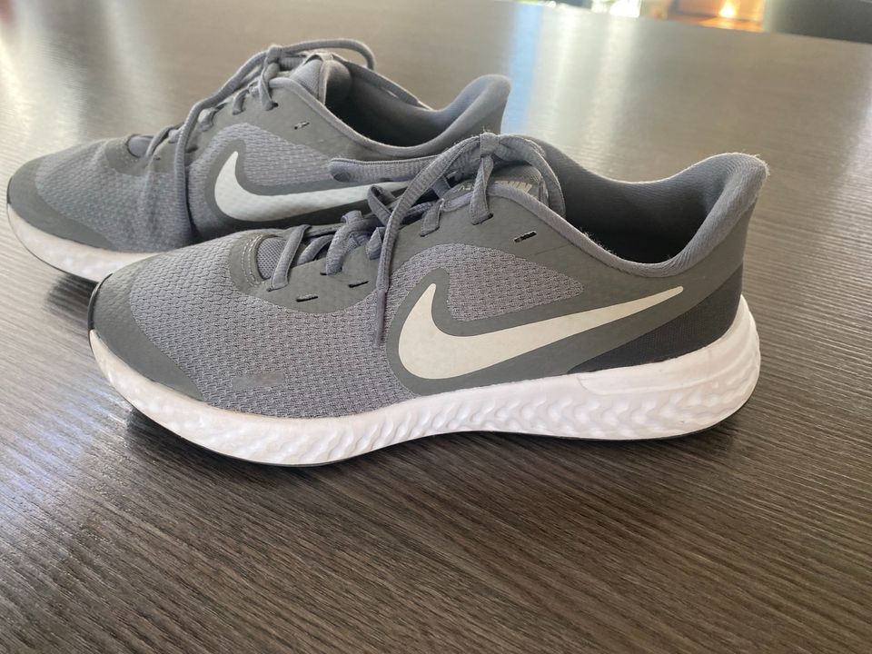 Nike -Sneaker Gr.4,5 grau/weiß in Monzelfeld