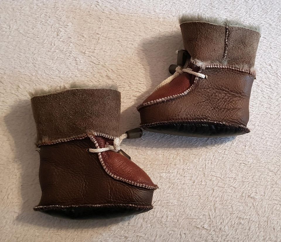 Leder-Babyschuhe/ Wagenschuhe mit Lammfell Gr.<20 Neu in Dresden