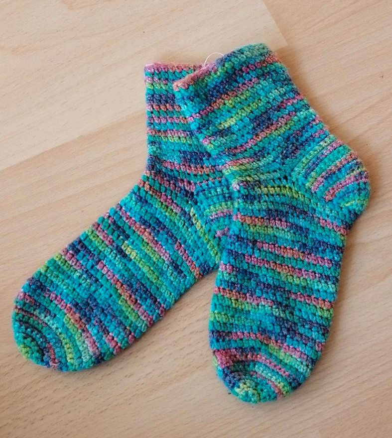 Wollsocken gehäkelt Größe 28/29 und 32/33 in Holzminden