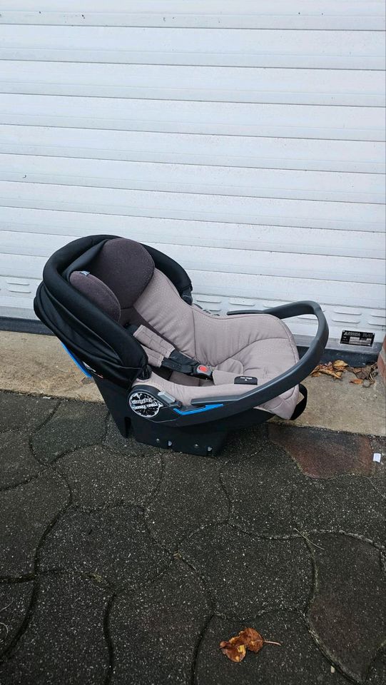 Peg Perego Babyschale + Isofix basis in Rostock