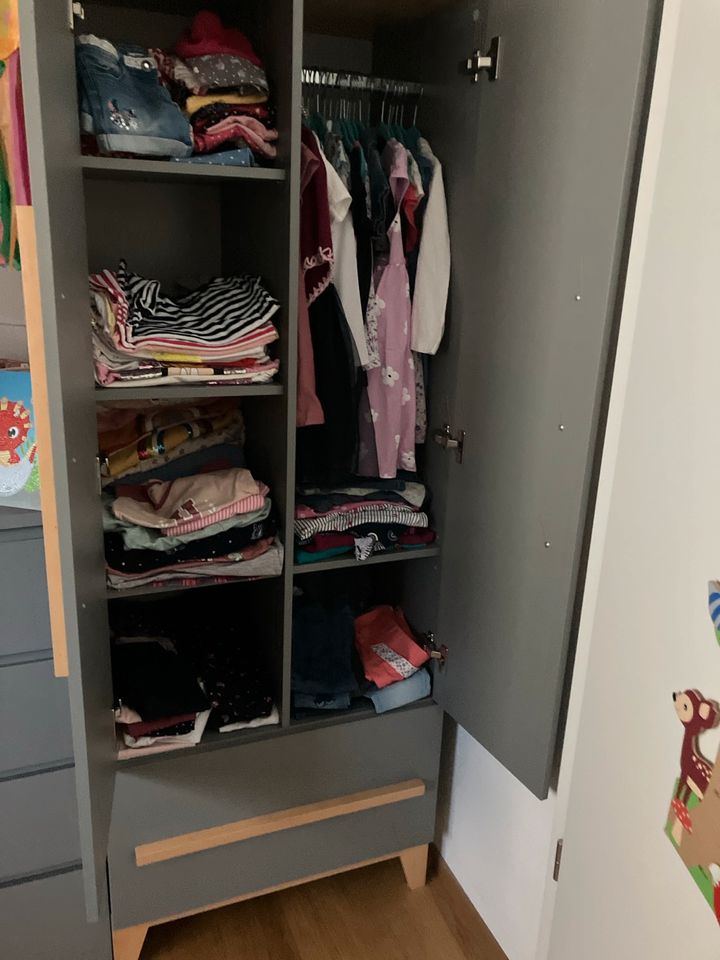 Kinderzimmer bestehend aus Bett, Kommode und Schrank in Ravensburg