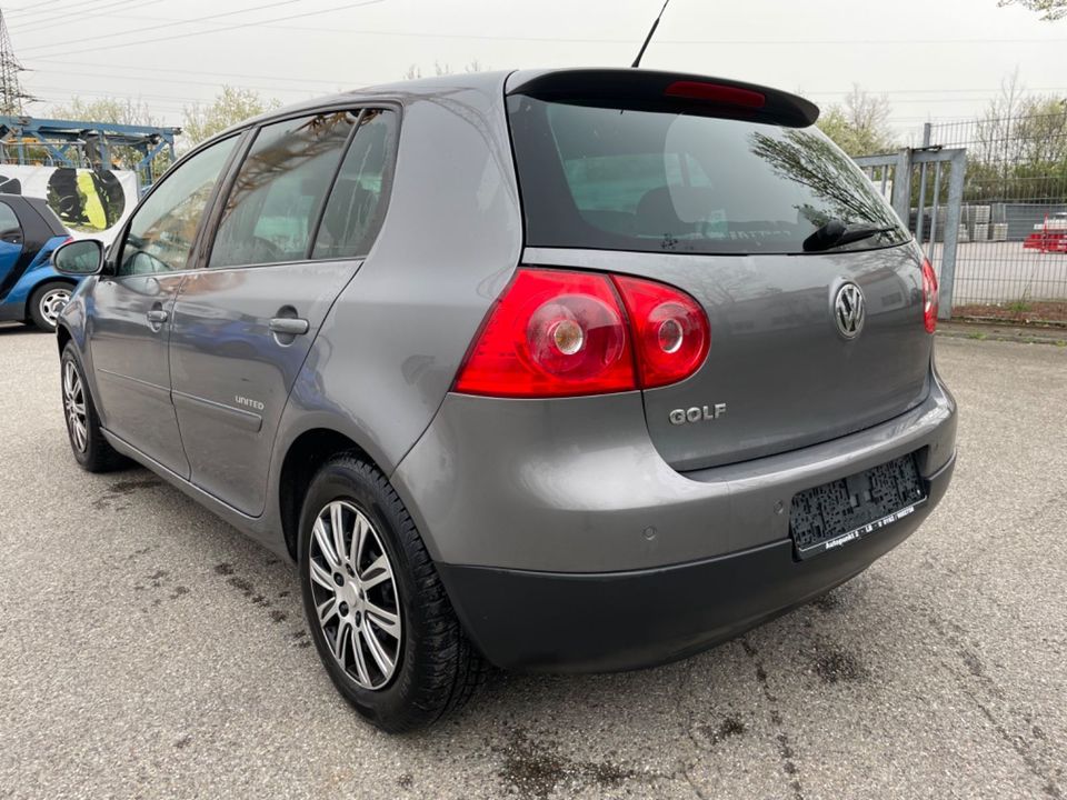 Volkswagen Golf V*KLIMA*PDC*SZH*TÜV NEU in Möglingen 