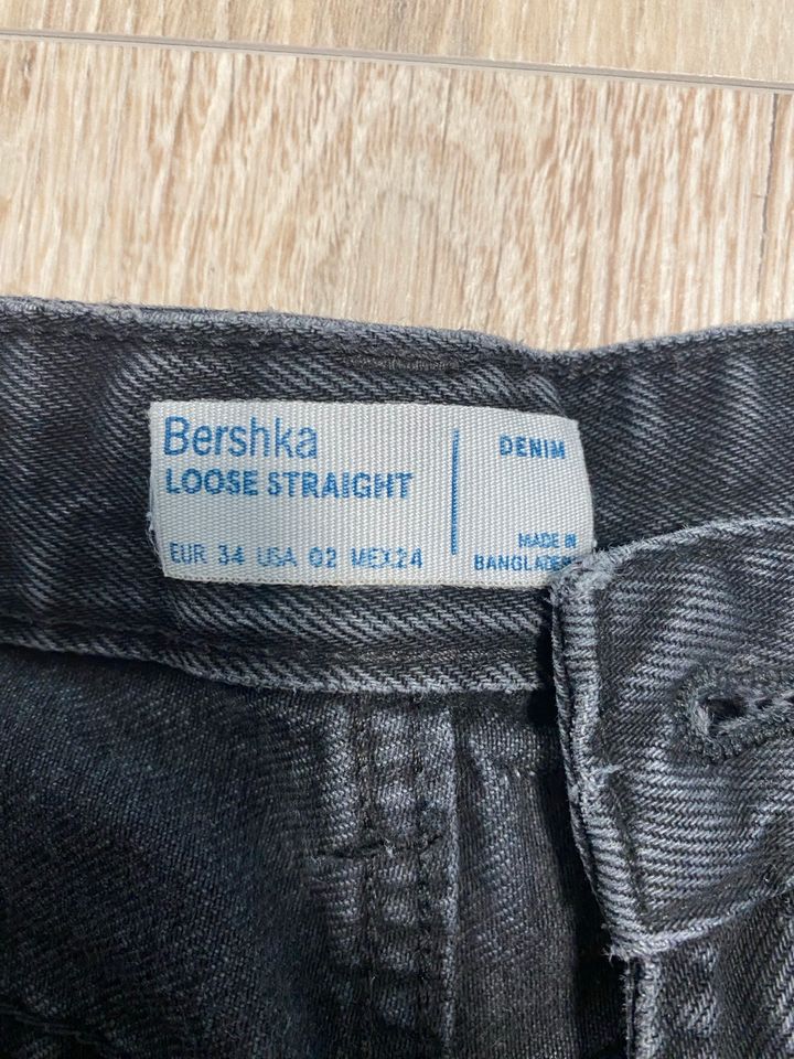 Bershka Loose Straight Baggy Jeans Hose Größe 34/XS Schwarz in Stahnsdorf