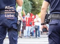 Jahreslosung 2024 Poster A1 - Polizisten und Demonstranten Niedersachsen - Wilhelmshaven Vorschau