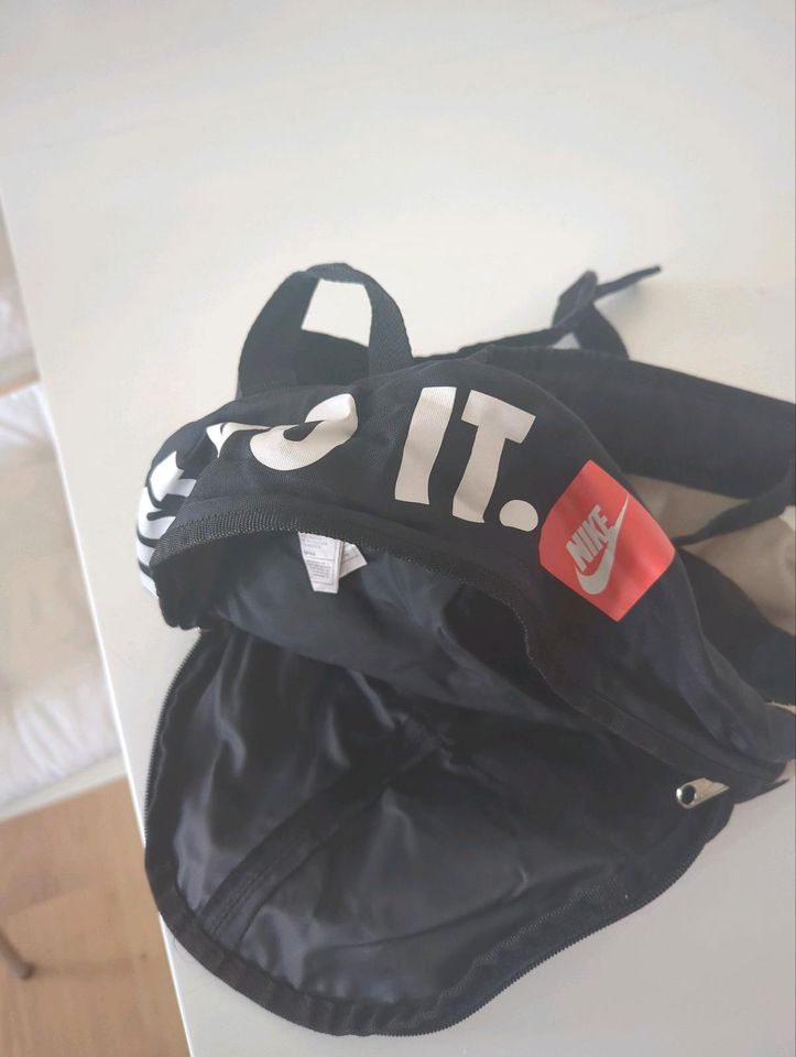 Nike Rucksack 35x28cm schwarz/braun in Berlin