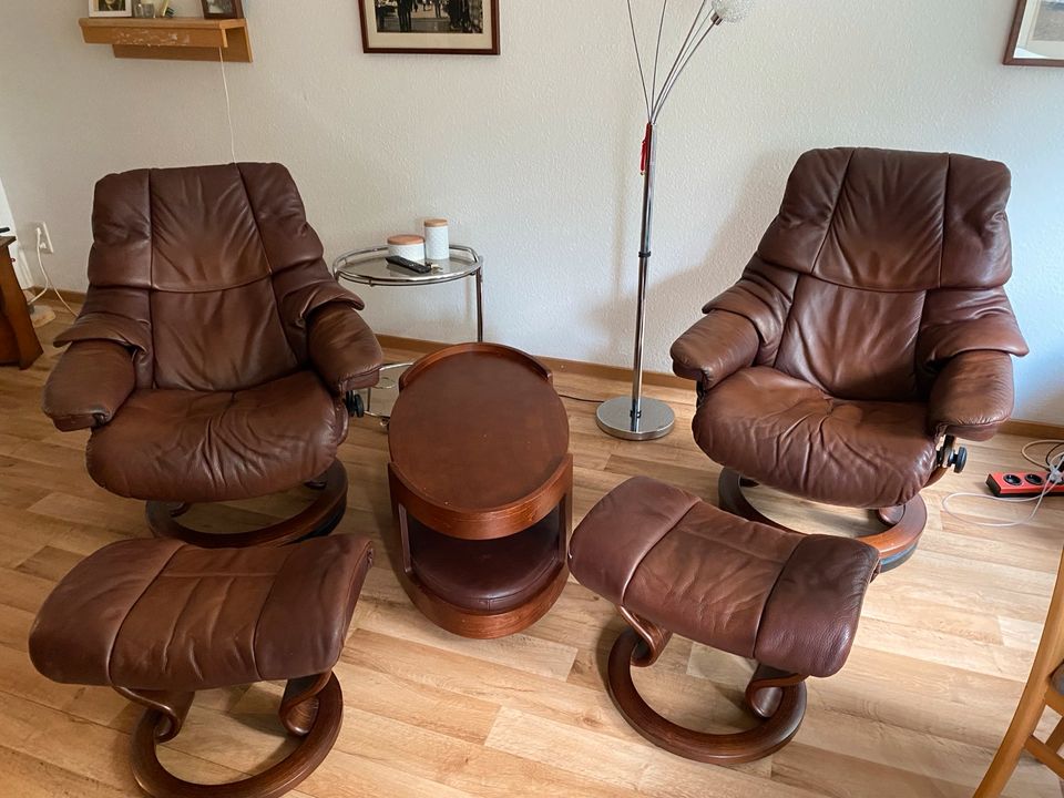 2 Stressless Sessel Reno mit Tisch und Beinhockern in Langenhagen