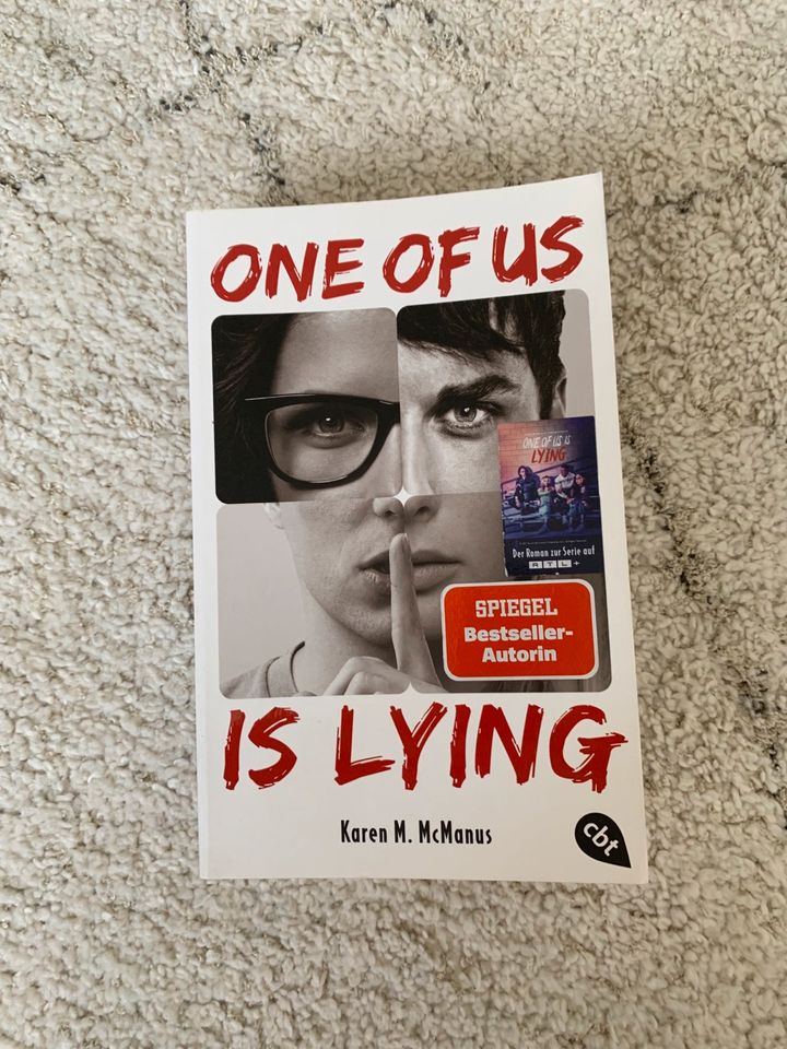 One of us is lying Karen M.  McManus in Hamburg