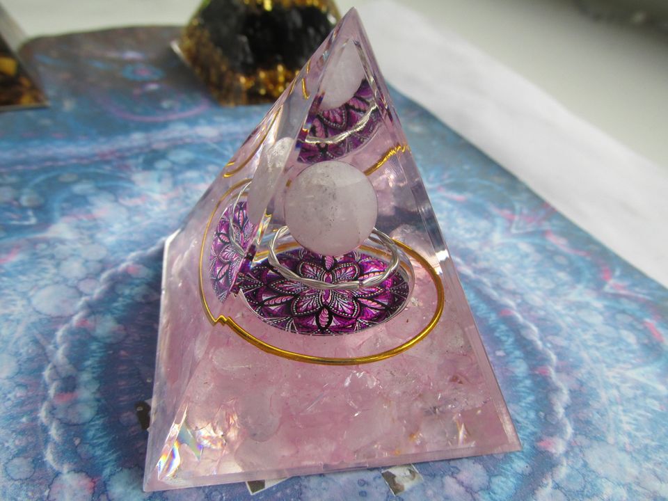 Rosenquarz-Kugel Kristallpyramide Für Positive Energie, Chakra in Ratekau
