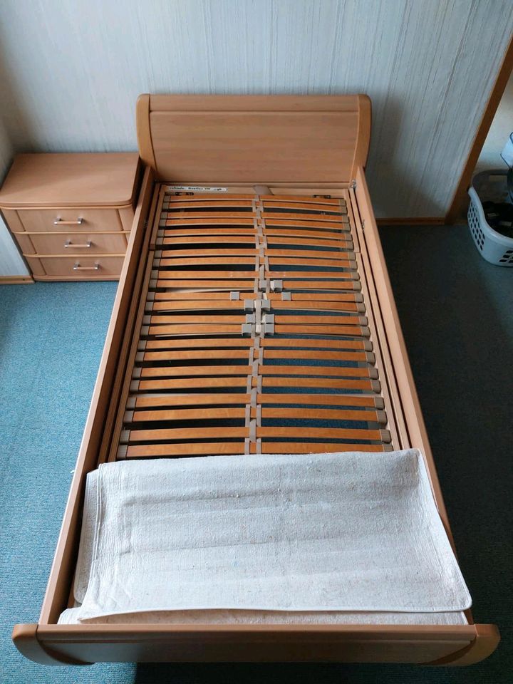 Seniorenbett Buchefarben, 1mx2m, verstellbar und Nachttisch in Oer-Erkenschwick
