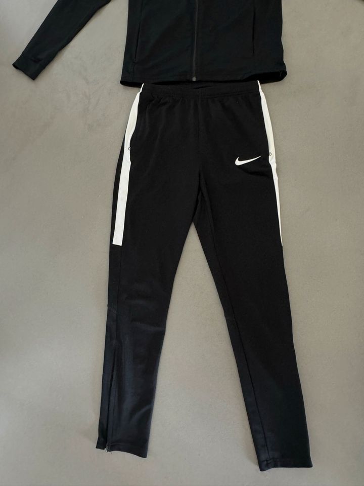 Nike Dri Fit Anzug Hose (S) Jacke (M) Set Herren Schwarz Running in Schwülper