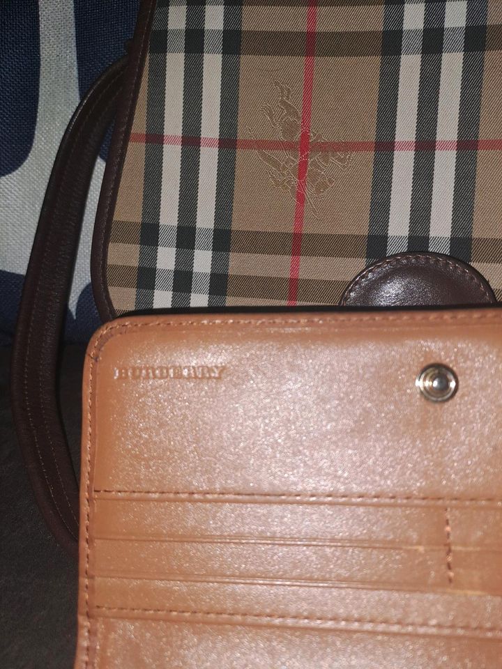 Handtasche und Portemonnaie der Marke Burberry in Salzwedel