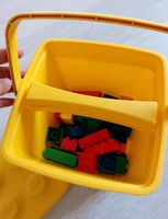 Gelber Lego Eimer mit Deckel & Bausteinen.  Keinerlei Mängel Hessen - Maintal Vorschau
