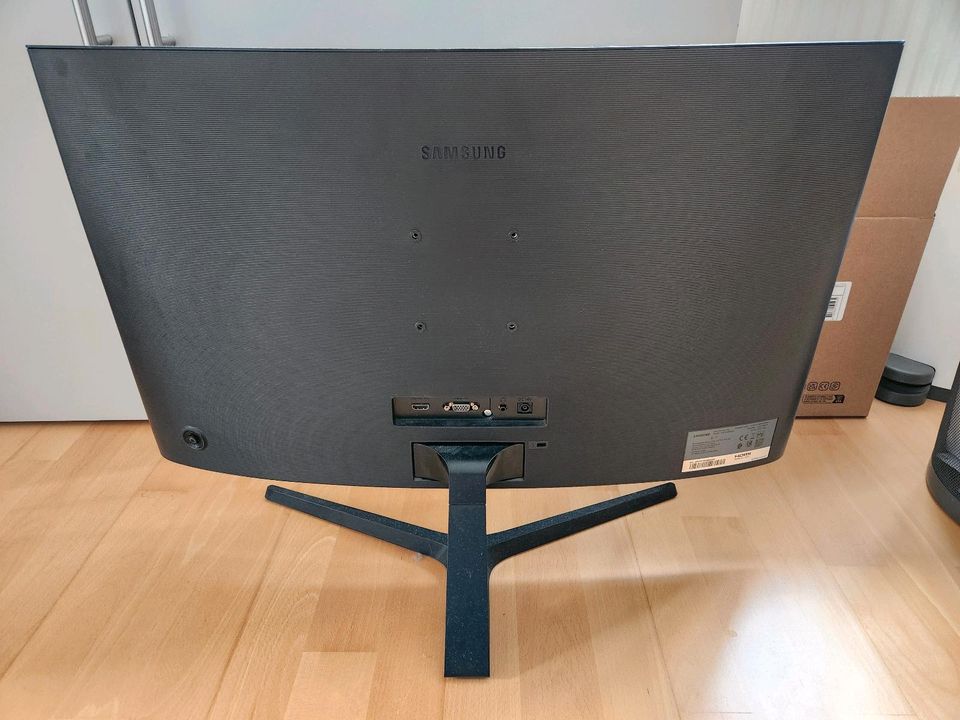 Samsung Curved 27 Zoll Monitor in Krailling