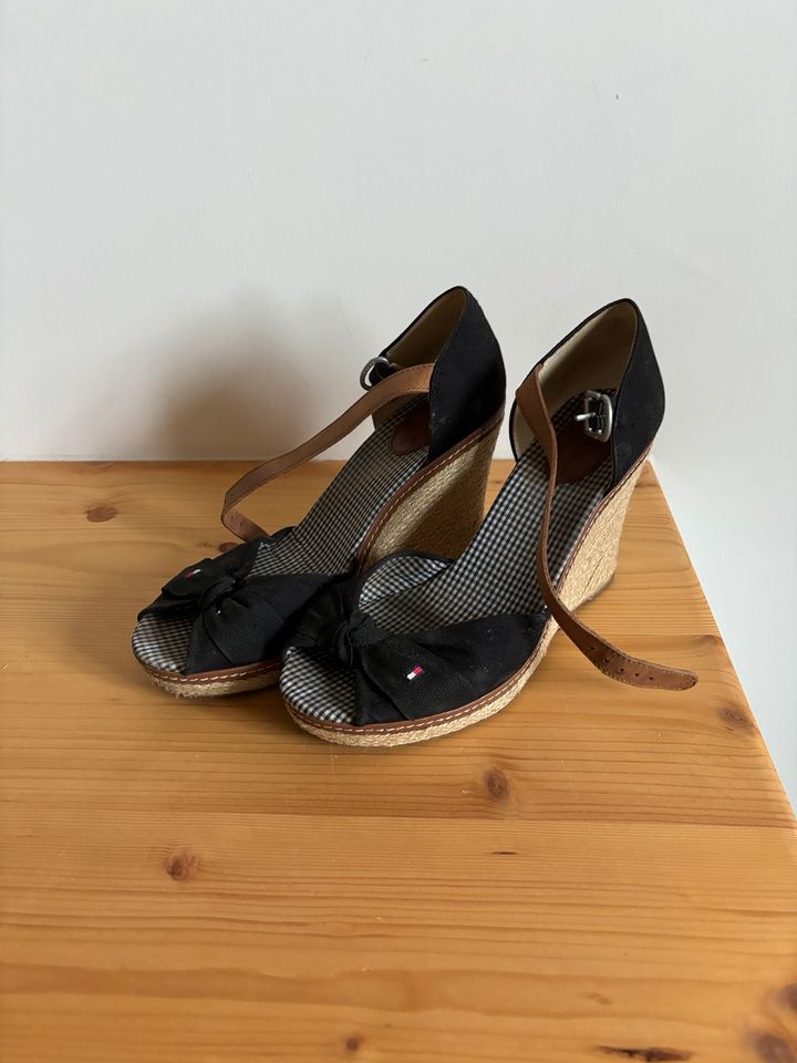 Tommy Hilfiger Keilsandalen in Rosenheim