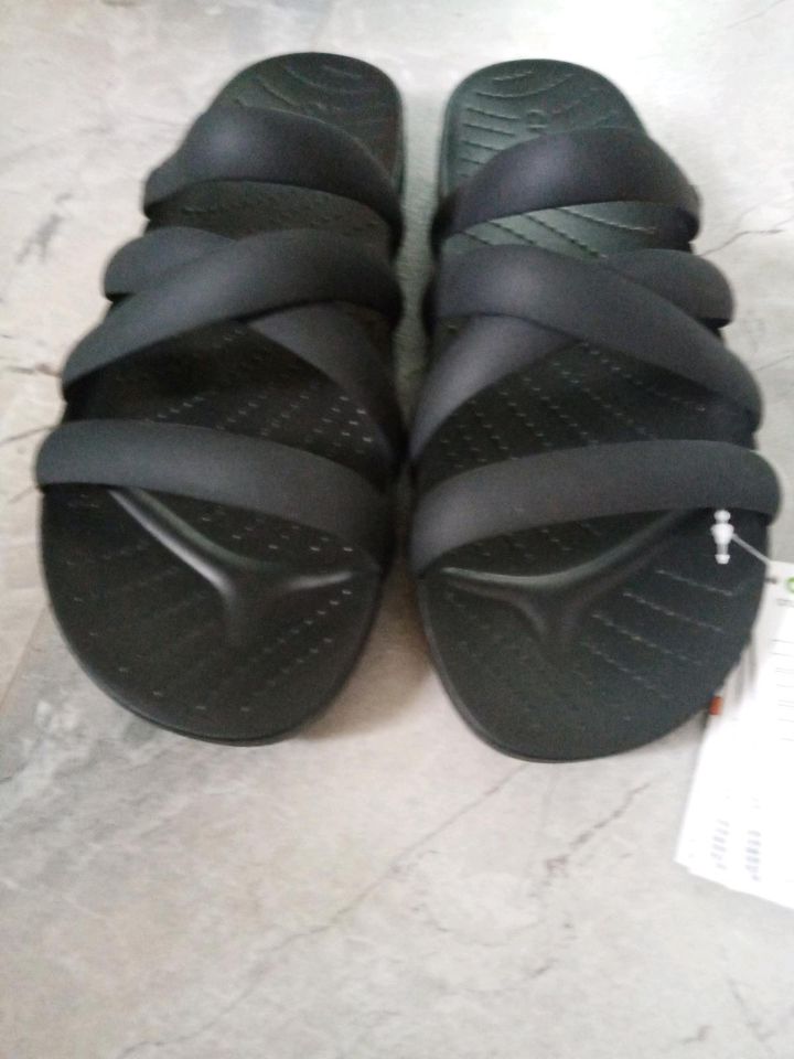 Neu Crocs Gr. 39 40 schwarz Sandalen Splash strappy Badelatschen in Heinsberg