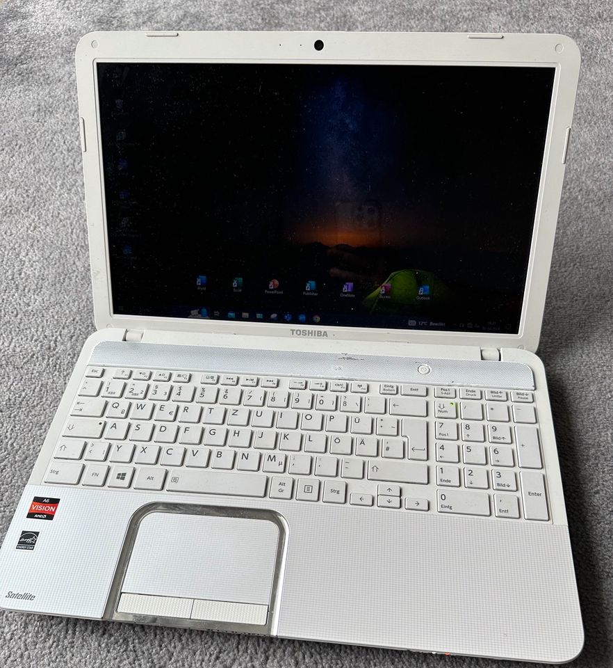 TOSHIBA Laptop mit originalen Ladekabel und neuwertige Batterie in Köln