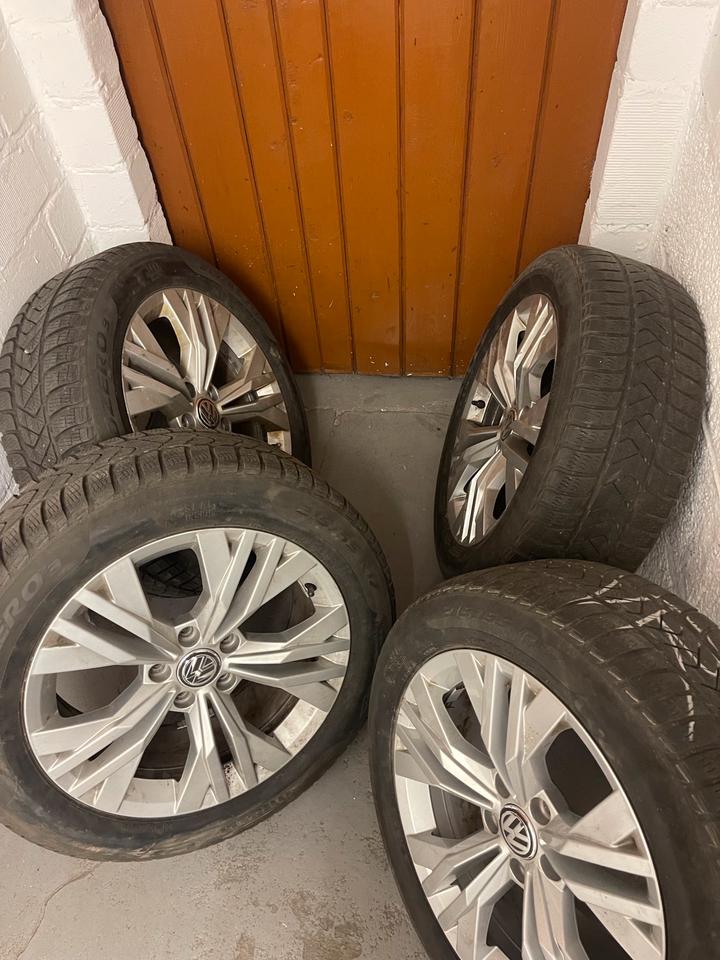ORIGINAL VW Felge mit Winterreifen und original Nabendeckel in Dinslaken