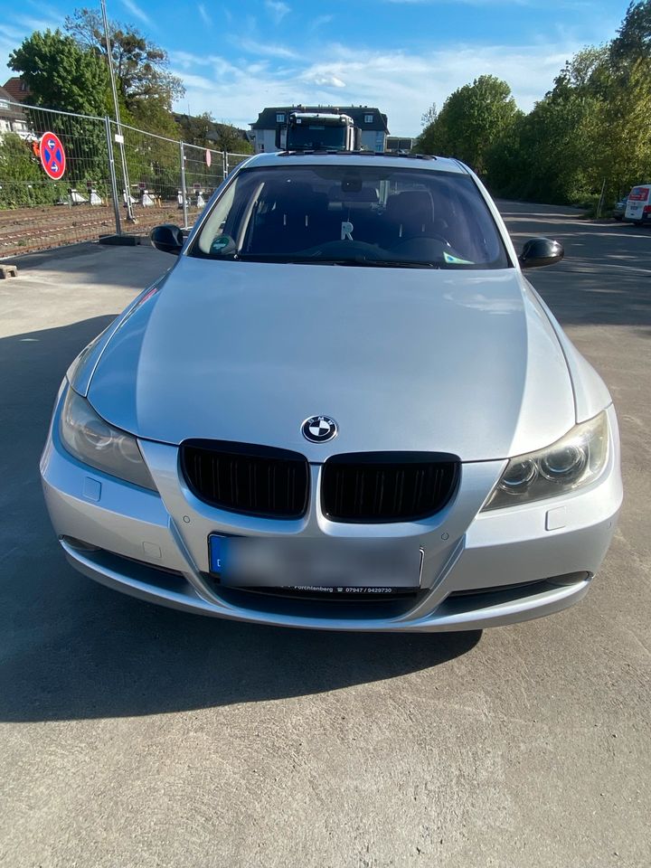 BMW 325i//Panoschiebedach//Xenon//Bordcomputer// in Stuttgart