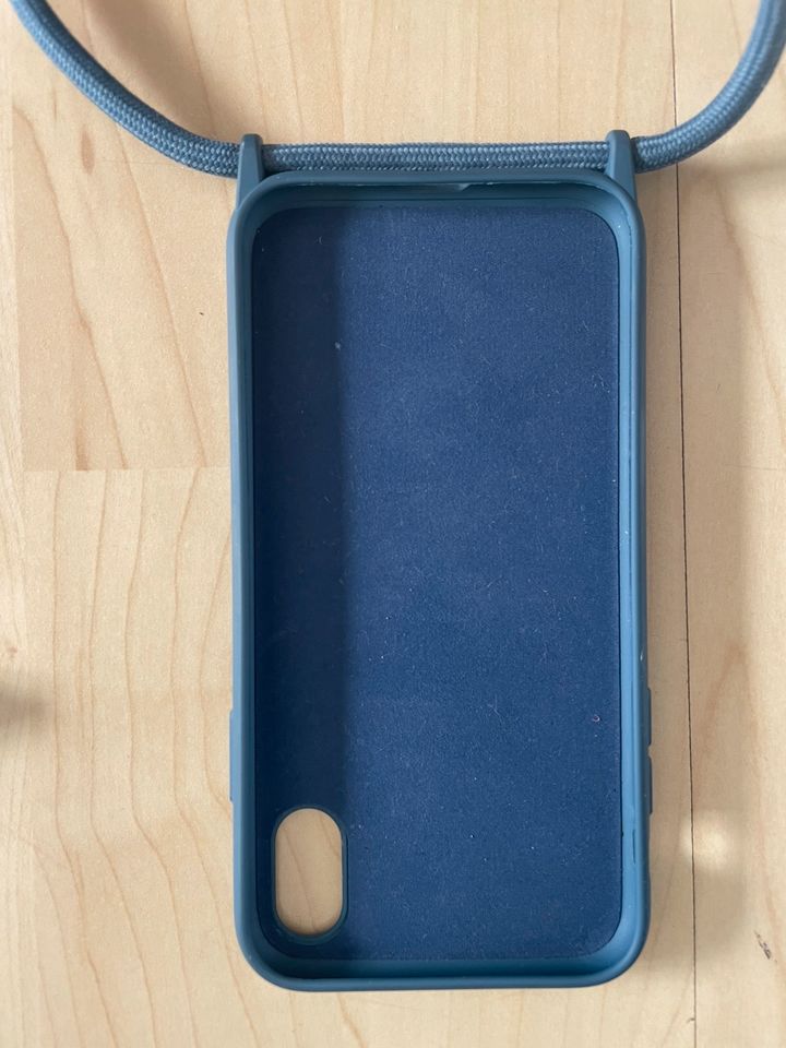 IPhone XR Handyhülle mit Band in Blau in Köln