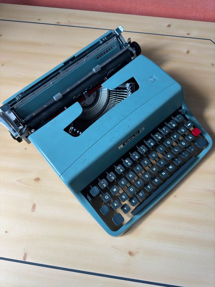 Olivetti - Ivrea Lettera 32 Schreibmaschine in Inden