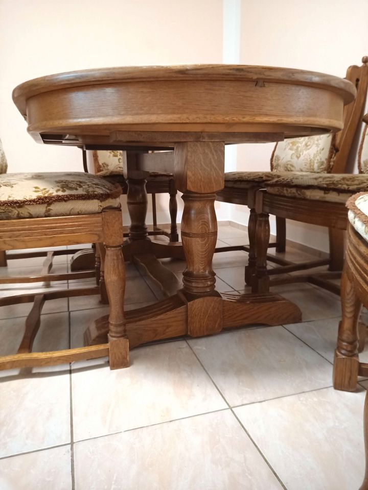 Vintage massiv Holz Tisch mit 6 Stühlen in Ostrach