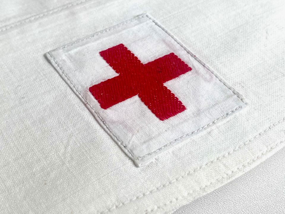 Rotes Kreuz WWII Krankenschwester Set - 2 Hauben und Glasspritze in Frankfurt am Main
