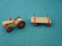 Holzspielzeug ALT Traktor mit Anhänger Spielzeugauto Dekoration Rheinland-Pfalz - Siesbach Vorschau