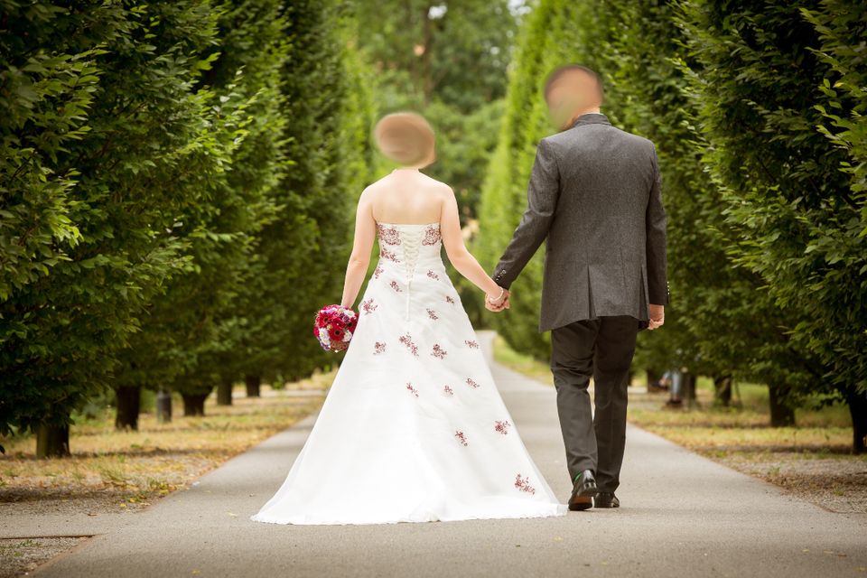 Brautkleid Hochzeitskleid ivory rote Stickerei A-Linie Gr. 38/40 in Bretzfeld