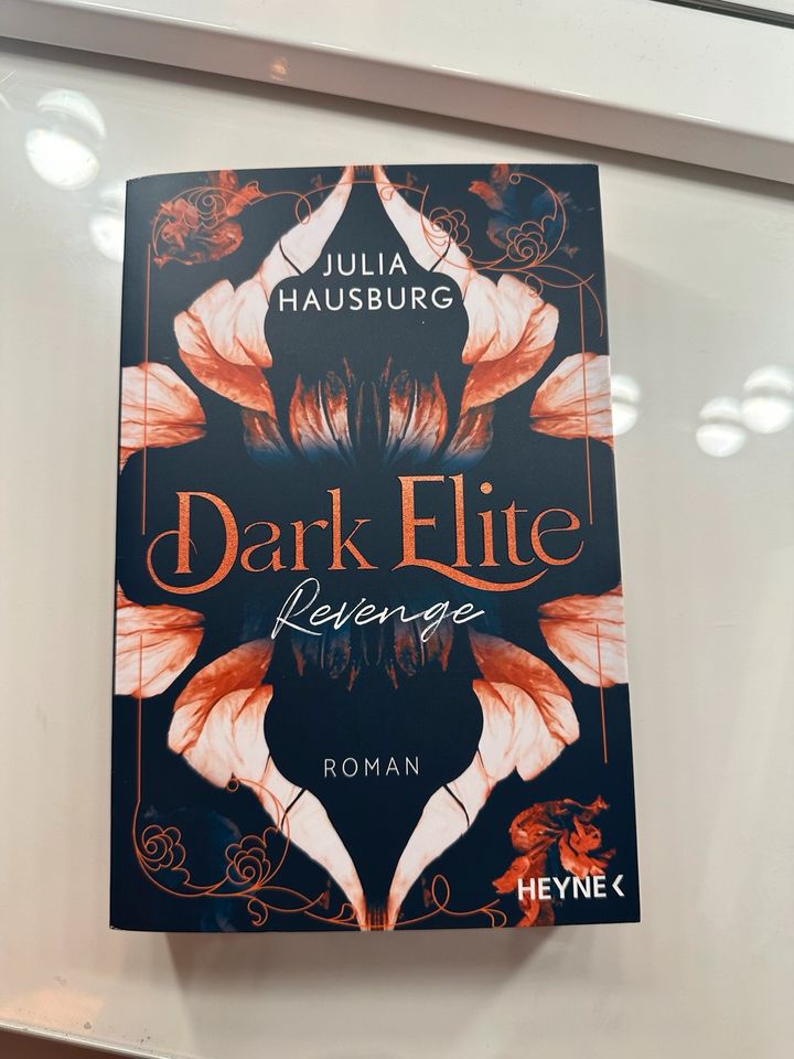 Dark Elite Booktok in Wiesbaden