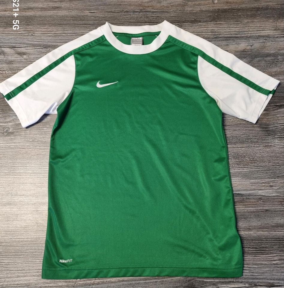 Nike Sport Shirt Größe 158/170 XL grün Junge in Weyhe