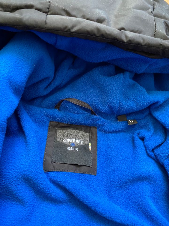 Superdry Puffer Jacke Gr XL für Herren neuwertig schwarz in Wernau