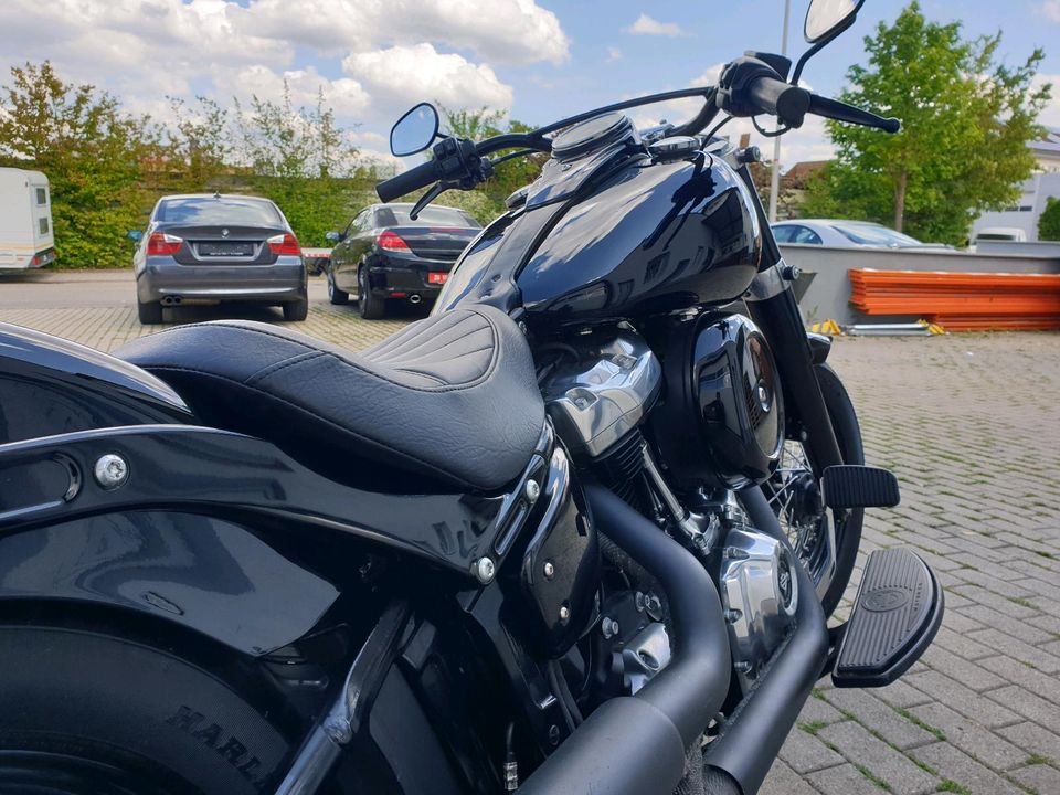 Harley-Davidson Slim/ FLS / EZ.2018 / 107 cui / 6000Km / Softail in Deckenpfronn