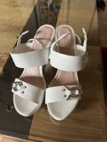 Marc Cain Sandalen off white ungetragen NEU Absatz Plateau Luxus Niedersachsen - Wolfenbüttel Vorschau