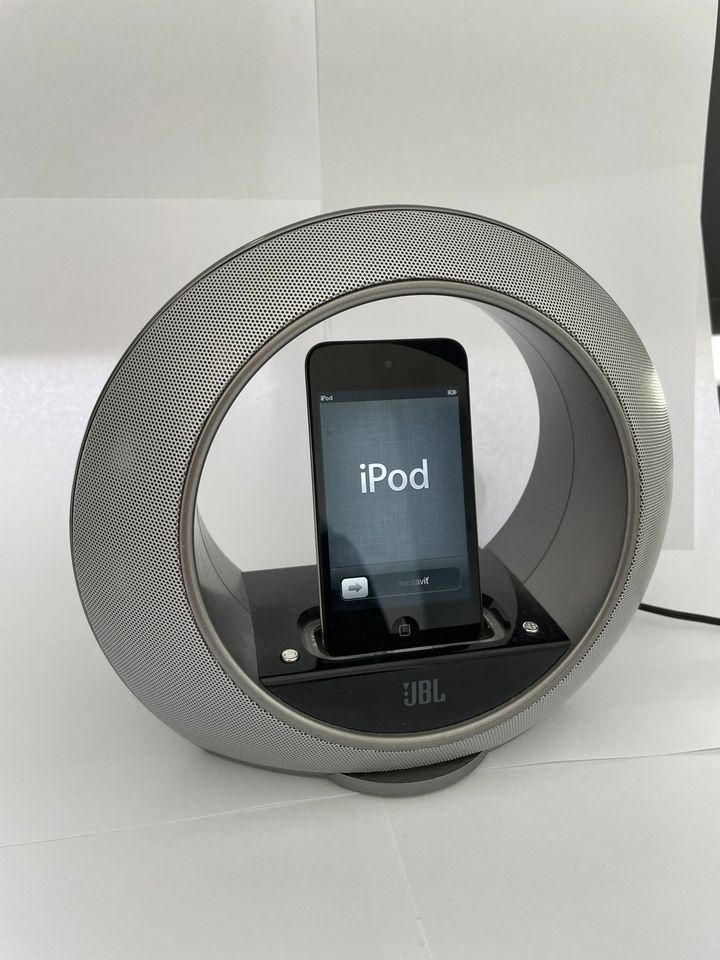 iPod touch (4. Generation) 8GB inkl. JBL Radial micro Speaker in Emsdetten