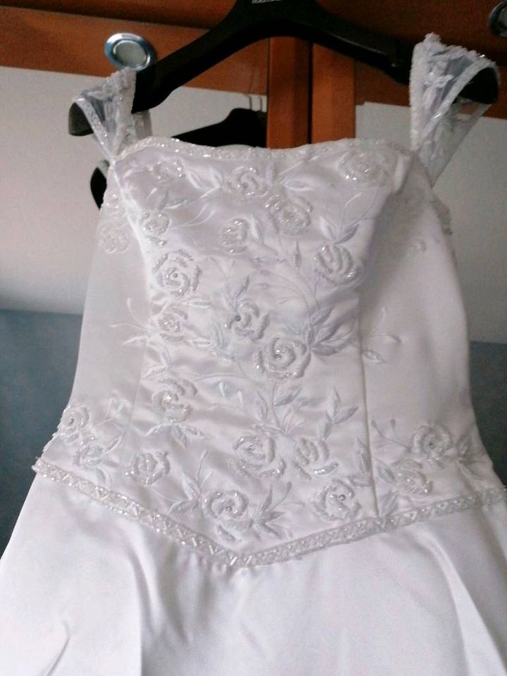 Brautkleid Gr. 38 Prinzessin für einen Tag von Demetrios in Niederkassel