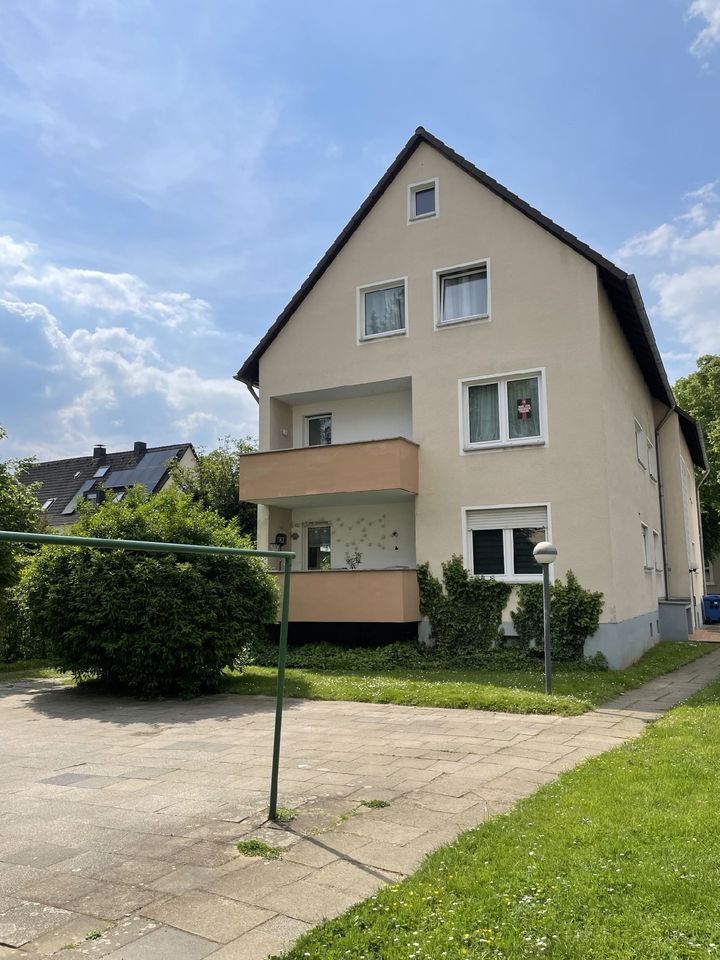 vermietete Dachgeschosswohnung mit Einzelgarage und Gartenmitbenutzung in Leverkusen