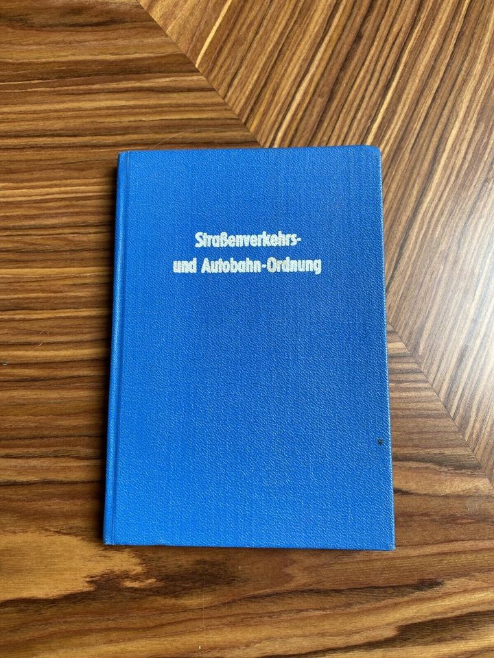 DDR Straßenverkehrs- und Autobahnordnung  GDR vintage straßenverk in Jüterbog