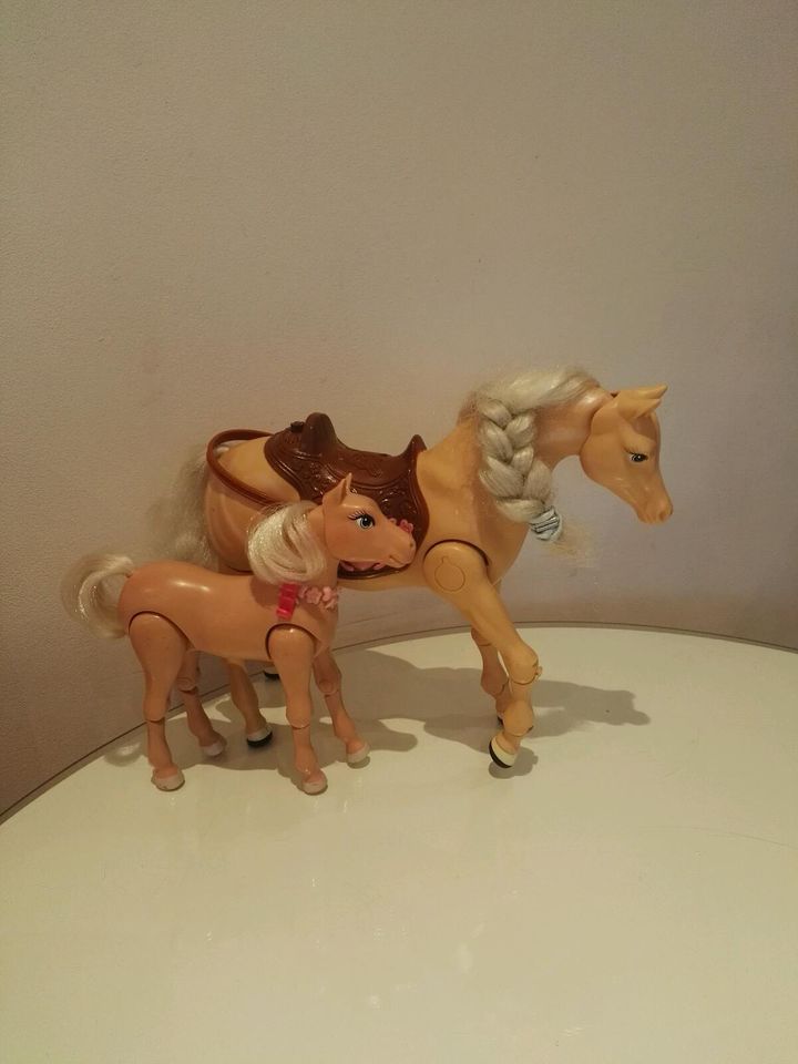 Barbie Puppe Laufendes Pferd mit Fohlen Tawny in Hamburg