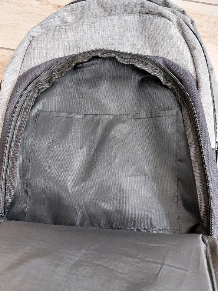 Rucksack mit 3 Fächern inkl. 2 Trinkflaschenhalter und Laptopfach