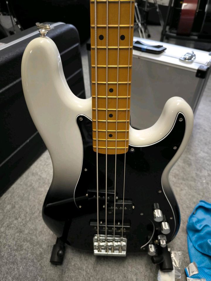 Fender Bassgitarre Player Plus in Würselen